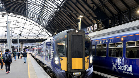 Požar u prodavnici vejp cigareta zatvorio najprometniju železničku stanicu u Škotskoj (VIDEO)