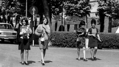 Бити захваћен Западом: Зашто су жене Ирана подржале исламску револуцију