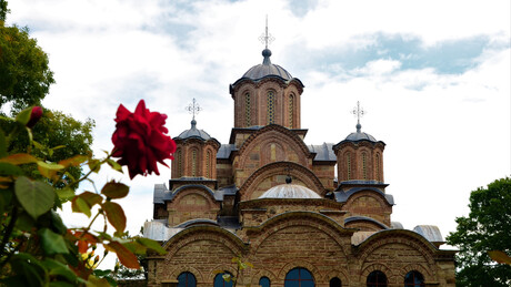 Priština se ne zaustavlja: Traže dodatne papire za konak manastira Gračanica i pominju baziliku