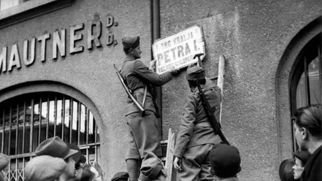 Ispred spomen parka žrtvama ustaškog režima u Hrvatskoj postavljene ležaljke: Dobro došli na sunčanje