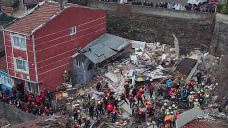 U Istanbulu izbegnuta tragedija: Urušile se dve zgrade, devet povređenih prebačeno u bolnice