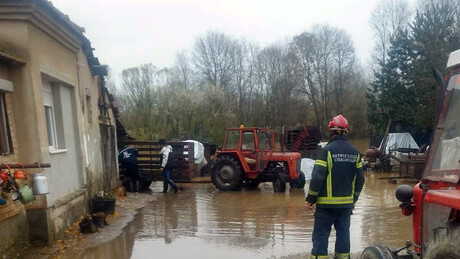 Сектор за ванредне ситуације: Екипе на терену због неповољних временских услова