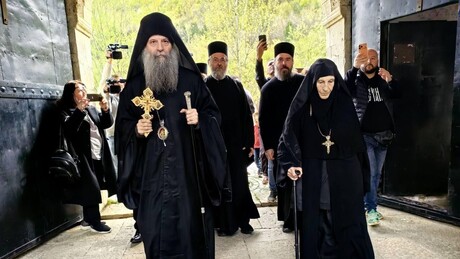 Патријарх Порфирије стигао у Пећку патријаршију, дочекали га свештеници и верници