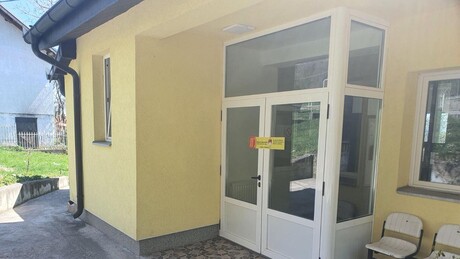 Nove table sa prištinskim obeležjima na ambulantama u selima Banje i Suvo Grlo