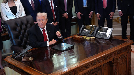 Тајно писмо у фиоци Овалног кабинета: Шта пише у Трамповим упутствима Венсу
