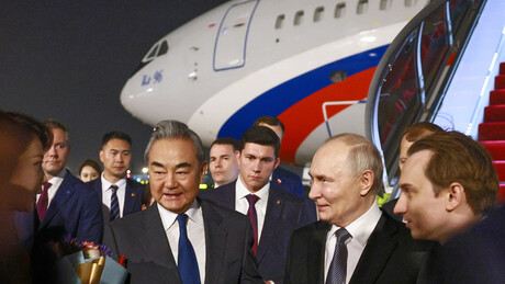 УЖИВО Владимир Путин у Кини: Си Ђинпинг дочекао Путина на Тргу Тјенамен