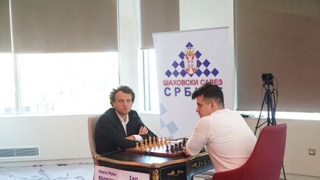 Počeo šahovski spektakl: Niman protiv Nepomnjaščija