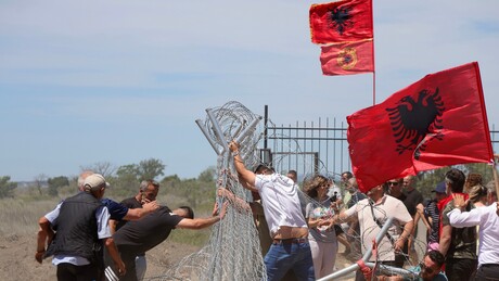"Фламинго" протести у Албанији: Срушена ограда градилишта Кушнеровог ризорта и застава "УЧК"