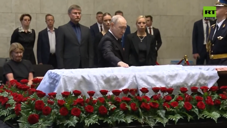 Putin odao počast bivšem ministru odbrane Sergeju Ivanovu polaganjem cveća (VIDEO)