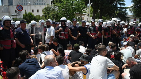 Nastavljaju se protesti u Albaniji: Okupljeni poslanike gađali jajima i posipali brašnom