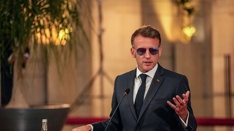 Макрон глуми доброг момка: Враћамо Сирији новац који смо "запленили" породици Асад
