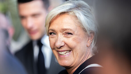 Od nanogvice do Jelisejske palate: Marin Le Pen vodi u anketama uprkos presudi