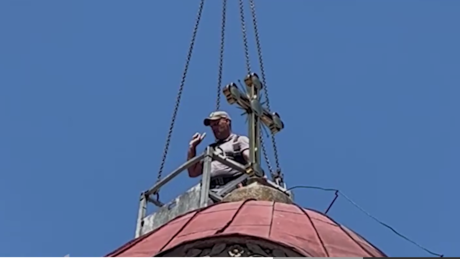 Postavljen novi krst na crkvi Svetog Ilije u Kačaniku na KiM