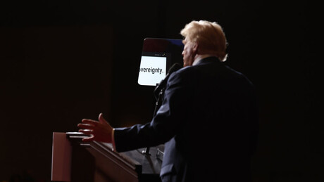 Трамп још није изговорио, а он већ уплатио: Оператор телепромтера се кладио на председникове речи