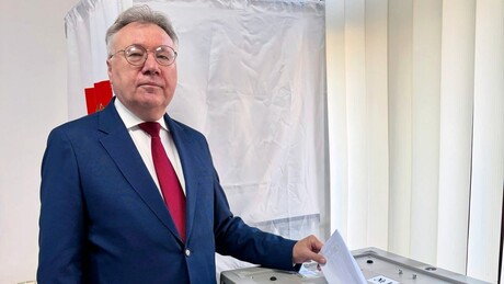 Glasanje i u Sarajevu: Otvoreno biračko mesto za izbore za Dumu, glasao ambasador