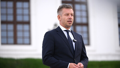 Incident na jugu Mađarske: Premijer Peter Mađar poliven vinom (VIDEO)