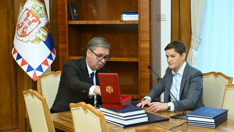 Vučić predao dužnost Ani Brnabić