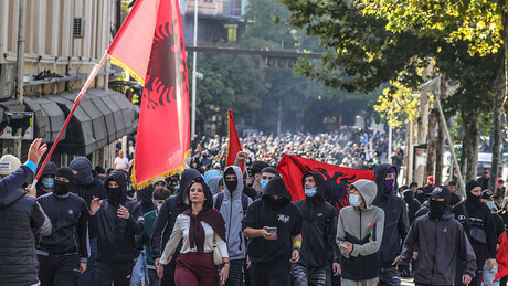 Zaoštravaju se protesti u Tirani: Policija upotrebila vodene topove