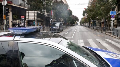 Centar grada blokiran za saobraćaj: Zgrada u kojoj je RIK-a ograđena metalnim ogradama (FOTO)