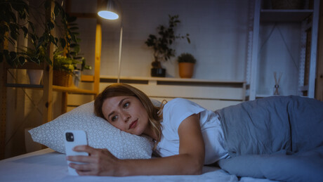 Slatka zamka za umorni mozak: Zašto biramo serije, igrice i kupovinu preko interneta umesto sna